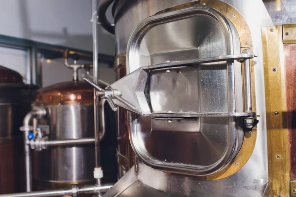 Ремісниче пивоварне обладнання в пивоварні Металеві резервуари, виробництво алкогольних напоїв . — стокове фото