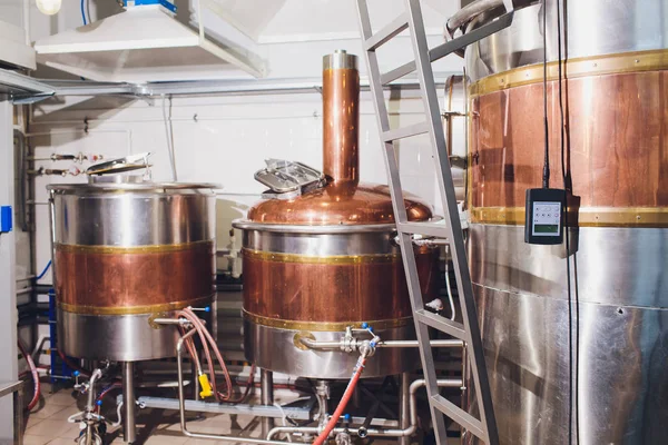 Ремісниче пивоварне обладнання в пивоварні Металеві резервуари, виробництво алкогольних напоїв . — стокове фото