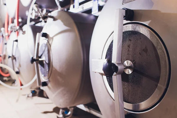 Equipo de elaboración de cerveza artesanal en cervecería Tanques de metal, producción de bebidas alcohólicas . — Foto de Stock