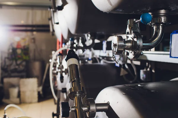 Equipo de elaboración de cerveza artesanal en cervecería Tanques de metal, producción de bebidas alcohólicas . — Foto de Stock