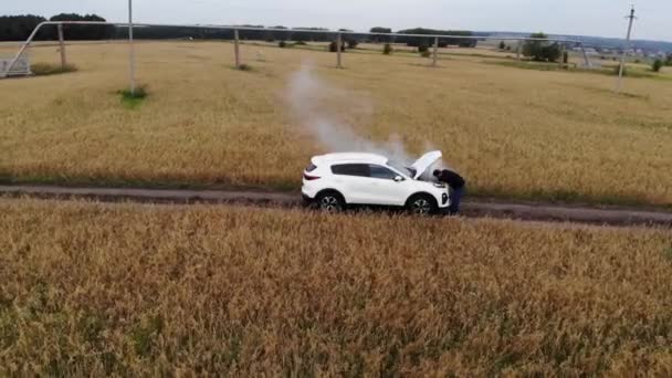 L'auto si è rotta, fuma da sotto il cofano, il guidatore è rimasto scioccato . — Video Stock