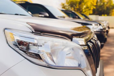 Araba kaputunda yağmur damlası ile beyaz Suv kapalı far.