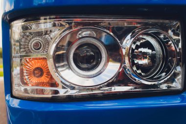 spot ışık ve traktör tekerlekleri closeup fotoğraf.