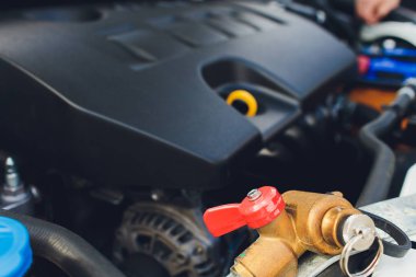 LPG , Ngv Gaz tankları 2 yakıt sistemi için bir arabaya monte edilir.