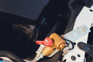 LPG , Ngv Gaz tankları 2 yakıt sistemi için bir arabaya monte edilir.