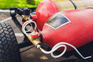 LPG , Ngv Gaz tankları 2 yakıt sistemi için bir arabaya monte edilir.