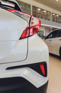 Araba detayı. Geceleri yeni bir stop lambası. Arabanın arka ışıkları, hibrit spor arabalarda. Gelişmiş araba arka fren lambası.