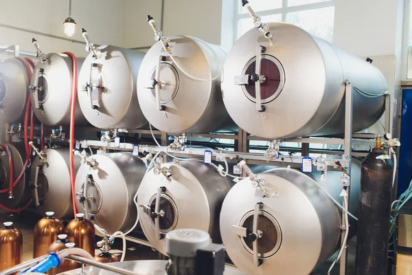 Equipo de elaboración de cerveza artesanal en cervecería Tanques de metal, producción de bebidas alcohólicas . — Foto de Stock