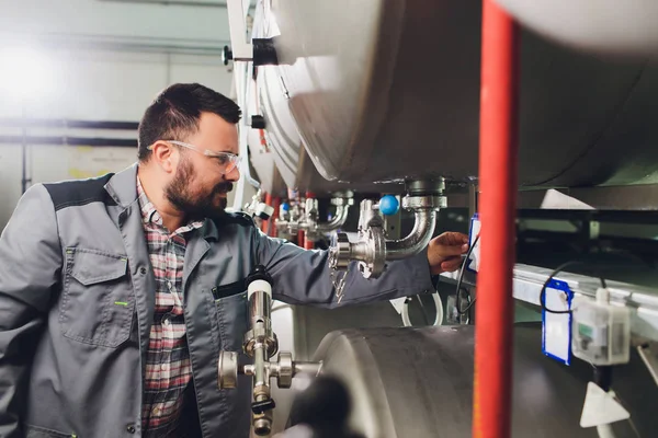 Retrato de cervecero que está haciendo cerveza en su lugar de trabajo en la cervecería.. — Foto de Stock