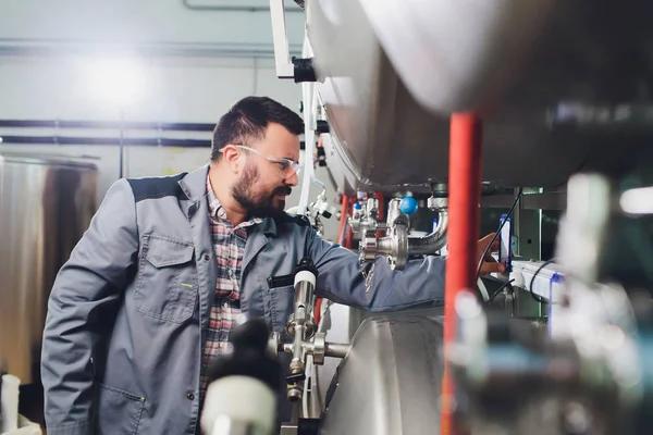 Retrato de cervejeiro que está fazendo cerveja em seu local de trabalho no brew-house.. — Fotografia de Stock