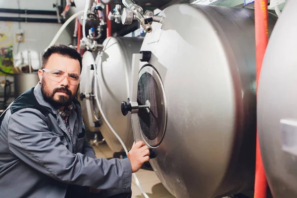 Retrato de cervecero que está haciendo cerveza en su lugar de trabajo en la cervecería.. — Foto de Stock