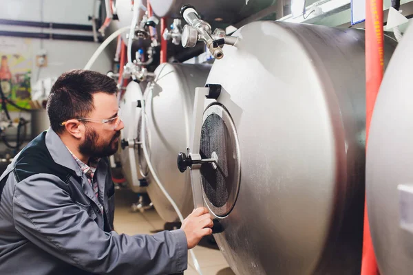 Retrato de cervecero que está haciendo cerveza en su lugar de trabajo en la cervecería.. — Foto de Stock