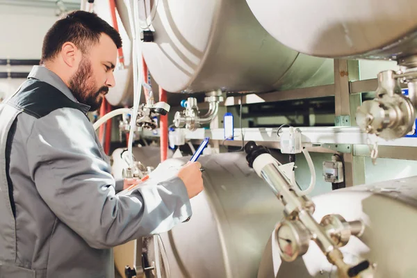 Retrato de cervecero que está haciendo cerveza en su lugar de trabajo en la cervecería.. — Foto de Stock