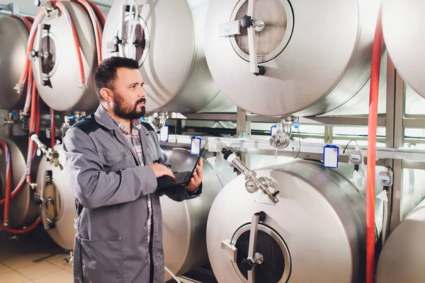 Retrato de cervejeiro que está fazendo cerveja em seu local de trabalho no brew-house.. — Fotografia de Stock