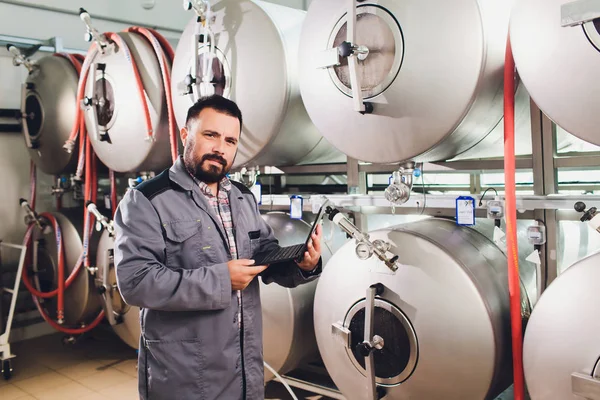 Retrato de cervecero que está haciendo cerveza en su lugar de trabajo en la cervecería.. — Foto de Stock