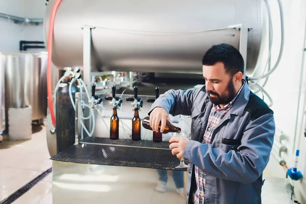 Portré sörfőzőről, aki sört készít a munkahelyén a sörfőzdében... — Stock Fotó