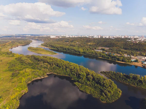 Лісу річки пейзаж. Лісова Долина річки панорама. Літній зелений ліс вид на річку. — стокове фото