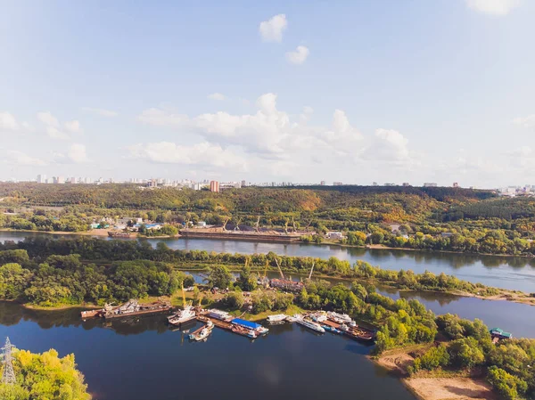 Paisagem de rios florestais. Panorama do vale do rio floresta. Verão verde floresta vista rio . — Fotografia de Stock