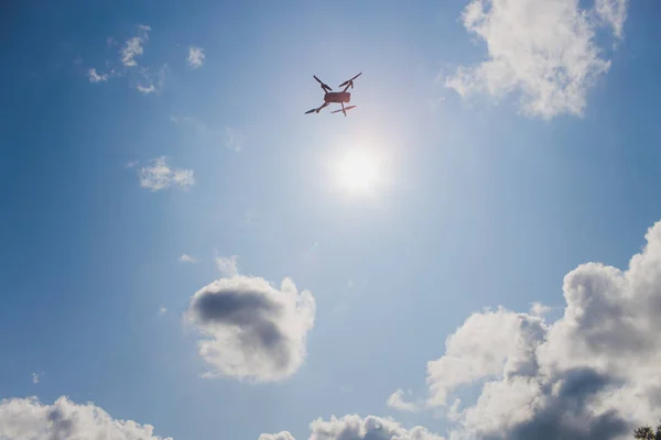 Zángano volador con fondo de cielo azul, nueva tecnología . — Foto de Stock