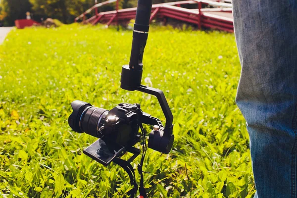 O videógrafo está a trabalhar no relatório. . — Fotografia de Stock