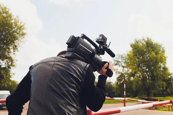 O videógrafo está a trabalhar no relatório. . — Fotografia de Stock