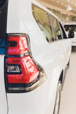 Araba detayı. Geceleri yeni bir stop lambası. Arabanın arka ışıkları, hibrit spor arabalarda. Gelişmiş araba arka fren lambası.