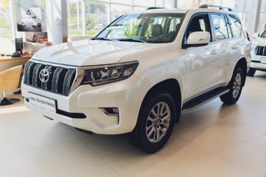 Ufa, Rusya, 1 Temmuz 2019: Toyota Land Cruizer Prado, yan görünüm. Bir otoparkta modern bir araba fotoğrafçılığı.