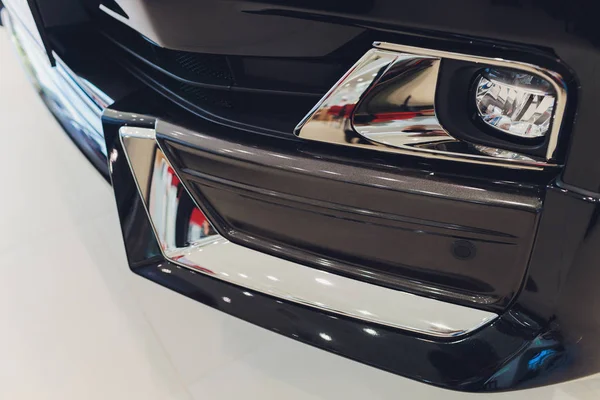 Nahaufnahme eines luxuriösen Sportwagens mit vier Auspuffrohren und Stoßstange aus echtem Kohlefaser. — Stockfoto