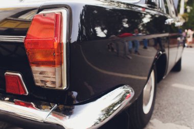 Klasik bir arabanın ön cephesinin Retro biçimli görüntüsü.