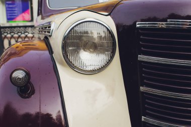 Klasik bir arabanın ön cephesinin Retro biçimli görüntüsü.