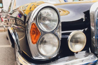 Siyah klasik vintage Sovyet araba Gaz görünümü.