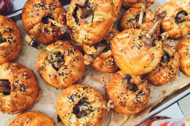 Pastada tavuk bacağı. Masada puf böreği tavuk bacağı. Fırında tavuk.