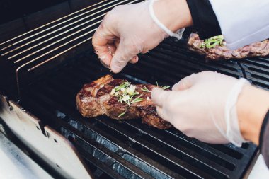 Alevli ızgarada ızgara biftekler seçici bir odak ile vurulacak..