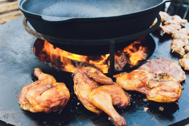 Barbekü Izgara sokak gıda Tavuk Bacak Quarters.