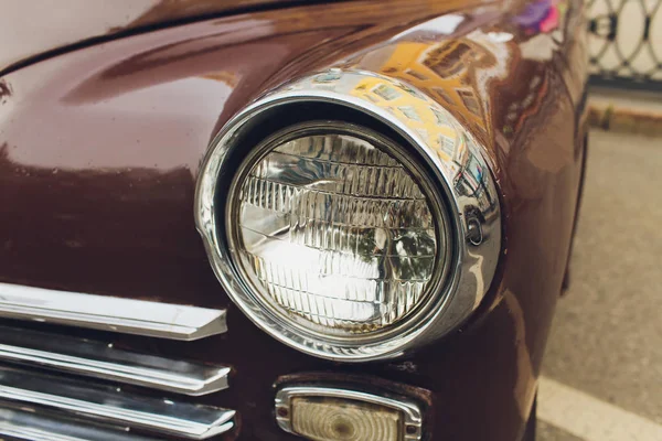 Retro gestileerde afbeelding van een voorkant van een klassieke auto. — Stockfoto