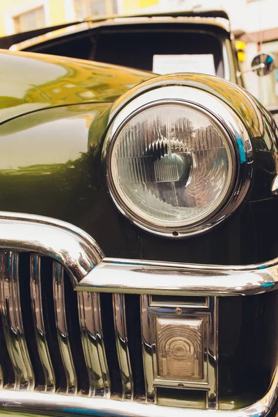 Retro gestileerde afbeelding van een voorkant van een klassieke auto. — Stockfoto