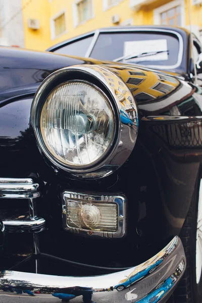 Siyah klasik vintage Sovyet araba Gaz görünümü. — Stok fotoğraf