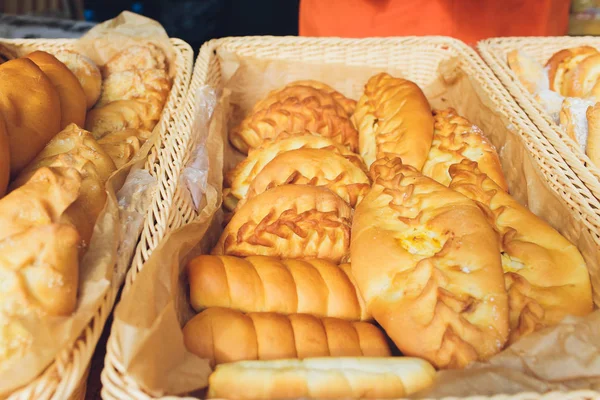 Surtido de pasteles dulces en el mostrador de la cafetería, panecillo con semillas de amapola, canela y pasas . — Foto de Stock