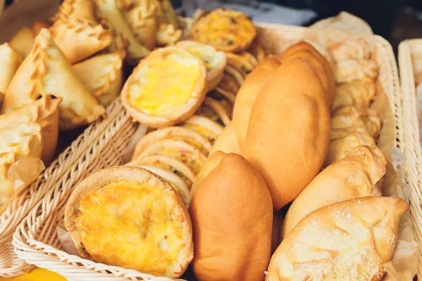 Surtido de pasteles dulces en el mostrador de la cafetería, panecillo con semillas de amapola, canela y pasas . — Foto de Stock