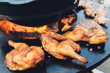 Barbekü Izgara sokak gıda Tavuk Bacak Quarters.