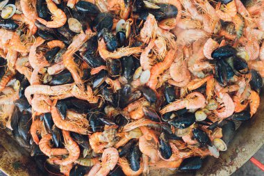 Paella deniz ürünleri büyük bir kapasitede pişirilir. Büyük.