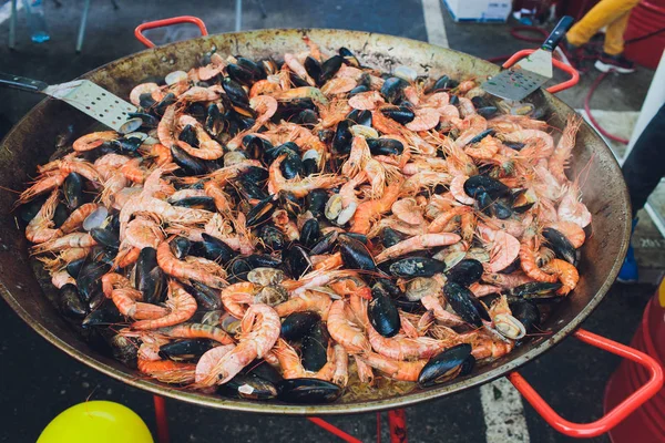 Paella frutos do mar é cozido em uma grande capacidade. Grande . — Fotografia de Stock