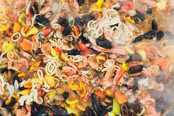 Η παέγια θαλασσινών είναι μαγειρεμένη σε μεγάλη χωρητικότητα. Μεγάλο. — Φωτογραφία Αρχείου