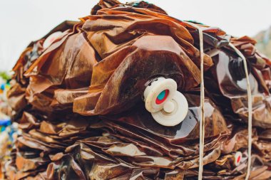 Modern, plastik preslenmiş balya tehlikeli işleme tesisi atık. Ayrı çöp toplama. Geri dönüşüm ve atık daha fazla bertarafı için depolama. Sıralama ve atık işleme için iş.