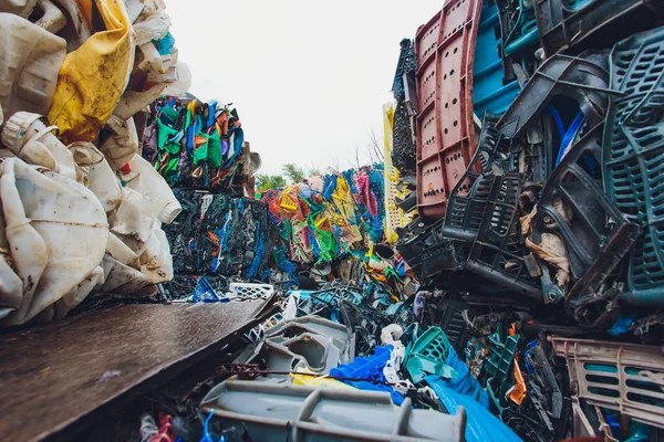 Kunststof geperste Balen op de moderne afval gevaarlijke verwerkingsbedrijf. Aparte garbagecollection. Recycling en opslag van afval voor verdere verwijdering. Business voor het sorteren en verwerken van afval. — Stockfoto