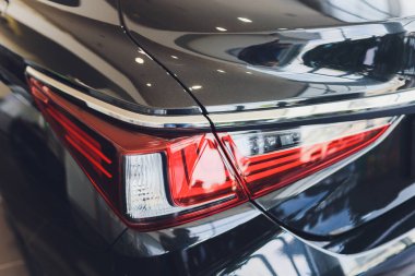 Yeni siyah araba arkadan görünüm. Closeup farlar bir araba. Siyah sigorta primi şehir crossover, lüks Suv arka ışık portre. Araba lamba yakın çekim.