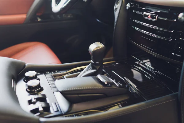 Transmissão automática da vara de engrenagem de um carro moderno, multimídia e botões de controle de navegação. Detalhes do interior do carro. Deslocamento da transmissão . — Fotografia de Stock