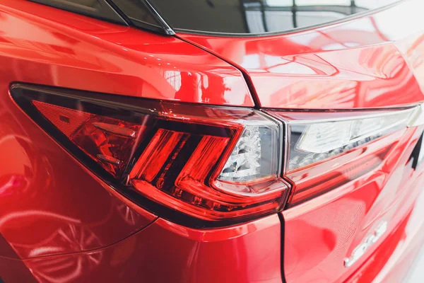 Dettaglio sulla luce posteriore di un'auto rossa. — Foto Stock