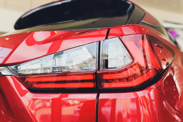 Detalhe sobre a luz traseira de um carro vermelho . — Fotografia de Stock