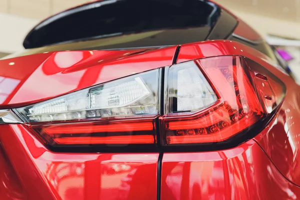 Détail sur le feu arrière d'une voiture rouge. — Photo